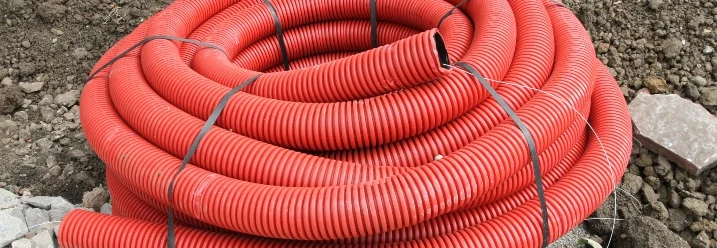 Rotes, flexibles Rohr auf Baustelle